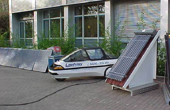 Das weltweit Erste Balkonkraftwek lädt ein Elektroauto.